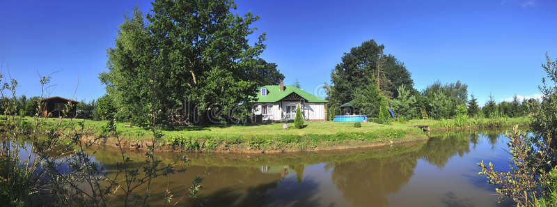 房子和水的全景图图片