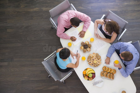 四个商人在会议桌上吃饭
