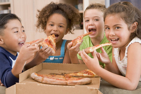 四个小孩在室内吃披萨