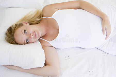 躺在床上微笑的孕妇