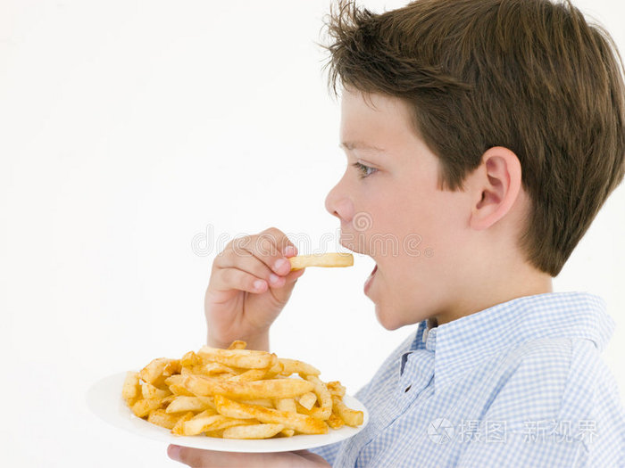 小男孩吃东西