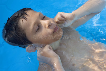 泳池里可爱的小男孩