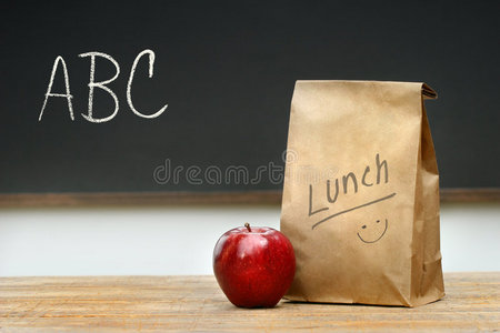 桌子上的纸制午餐袋