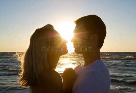 情侣拥抱，享受夏日日落。
