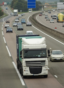 高速公路上的白色卡车