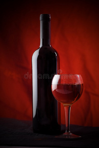 红酒杯和酒瓶