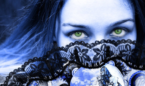 有扇子和美丽的绿色眼睛的哥特式女人