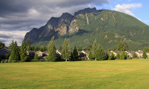 有山的郊区住宅图片