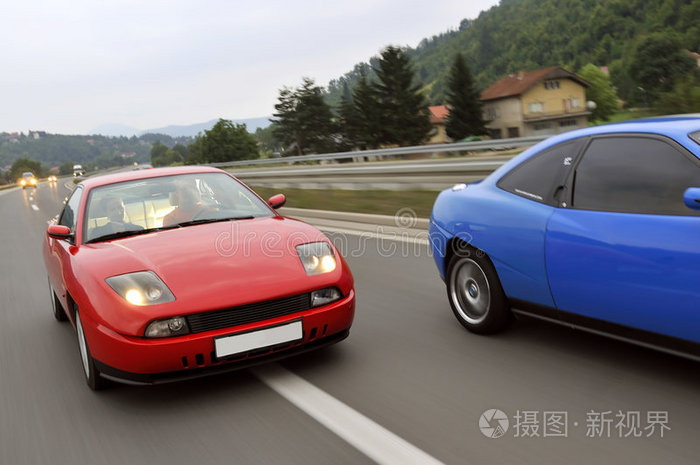 调整汽车在高速公路上的赛车