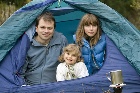 一家人在帐篷里露营