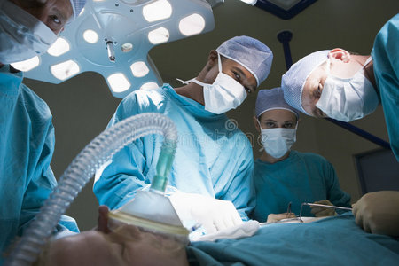 三个外科医生给一个病人做手术