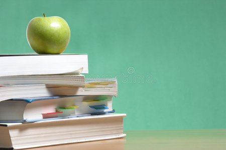 教室里一摞书上的苹果图片