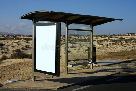 沙漠中的公共汽车站