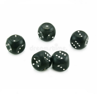 五个黑色塑料骰子