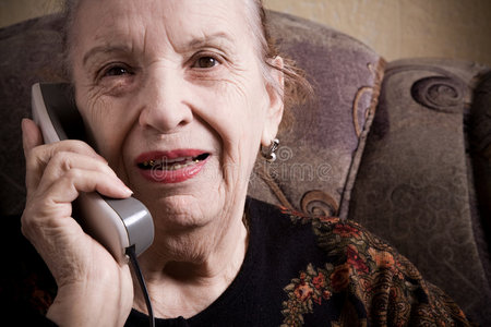 奶奶在打电话