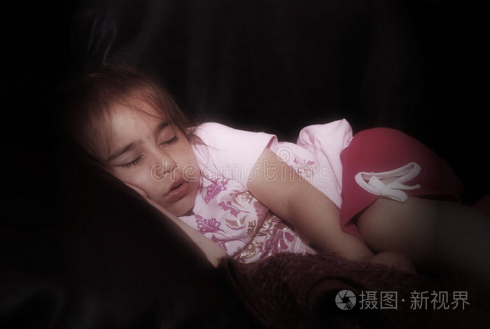 婴儿床上的婴儿婴儿睡眠孩子们在家里玩怨恨穿夏装的可爱小女孩穿粉红