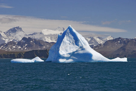 蓝色冰山与陆地