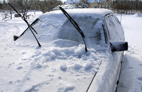 雪地里的车