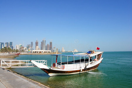 卡塔尔多哈一艘独桅帆船等待顾客