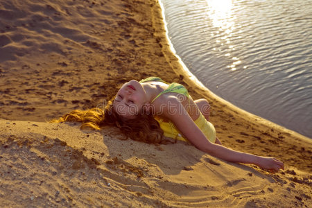 躺在沙滩上的女孩图片
