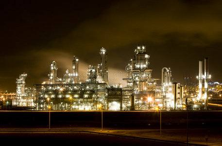 夜间炼油厂