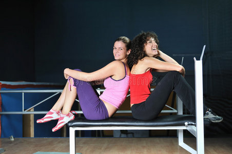 两个女人在健身俱乐部锻炼