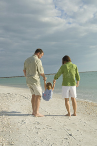一家人在沙滩上散步