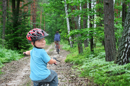 骑自行车穿越森林