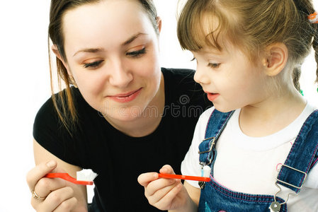 母女刷牙图片
