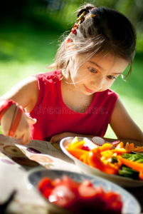 女孩对美味的蔬菜感到惊奇