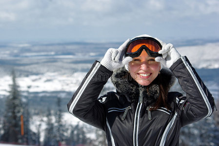 年轻的笑脸女滑雪者