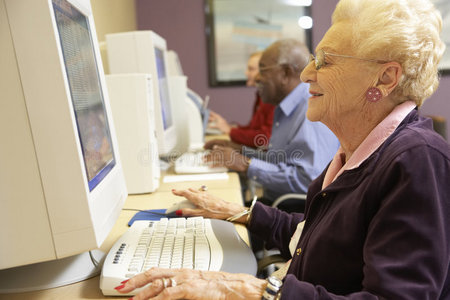 老年妇女使用电脑