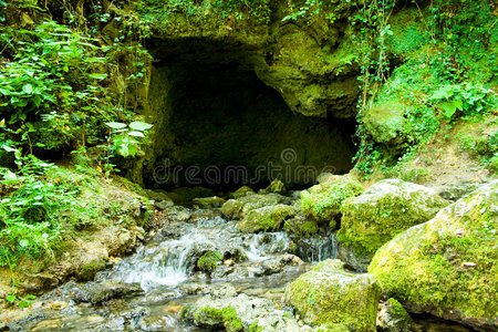 荒野山洞水瀑图片