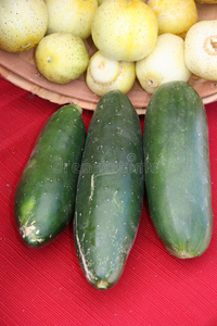 农贸市场上的黄瓜和洋葱