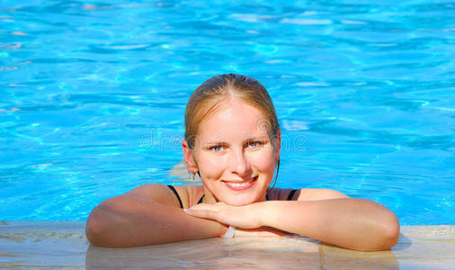 蓝色室外游泳池放松的女人