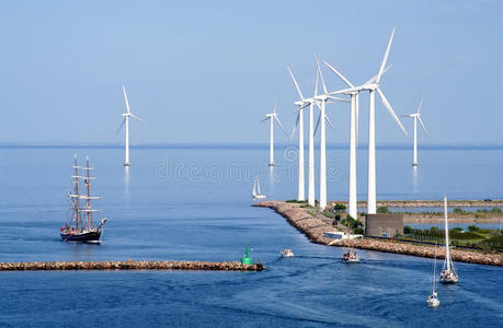 塔船和风电场图片