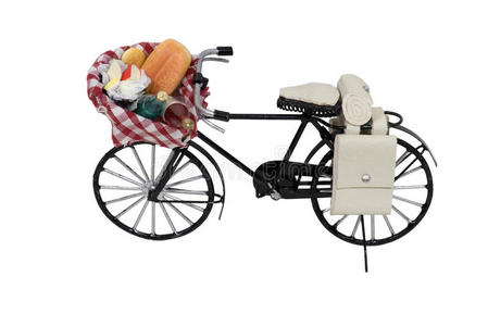 自行车上的开放式野餐食品篮图片