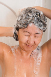 女性洗发水淋浴