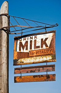 生锈的金属标牌广告牛奶图片