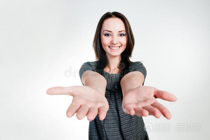 微笑的女孩伸出手照片-正版商用图片0ij00p-摄图新视界