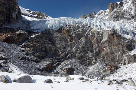 喜马拉雅山危险岩壁上的冰川