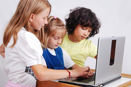 笔记本电脑上的儿童活动放在书桌上隔离
