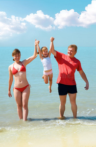 海滩上的年轻家庭图片