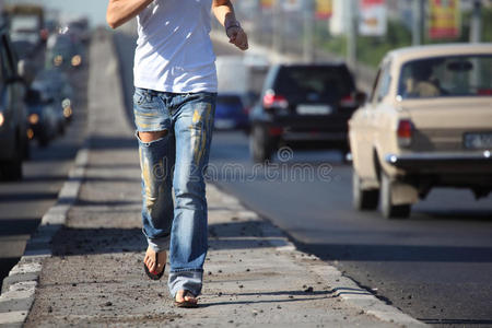 女孩在高速公路上奔跑，看不见头