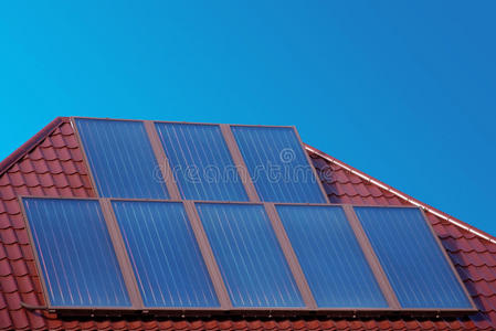 屋顶上的太阳能电池板。