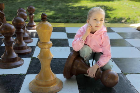 女孩和国际象棋图片