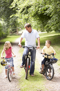 父亲和孩子在农村骑自行车