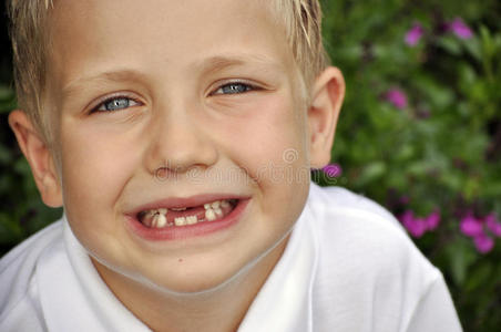 可爱的小男孩露出牙齿