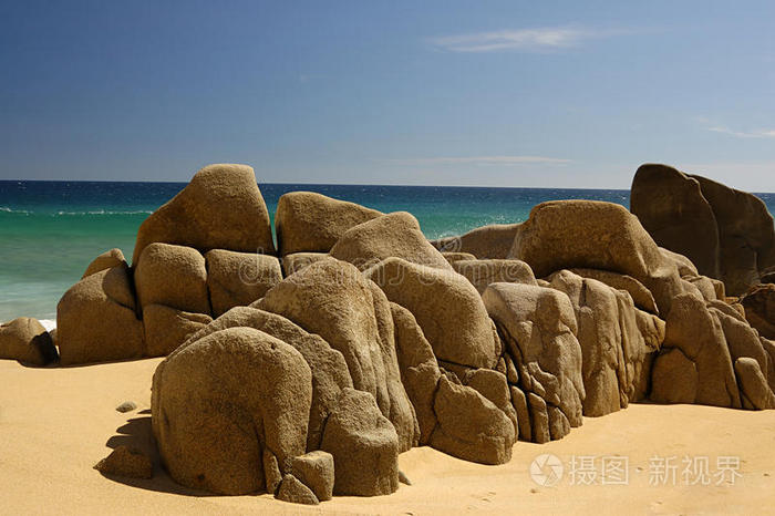 海滩上的大石头