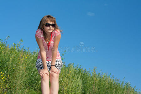 青草和天空背景下的女孩